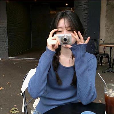 读爱情小说的老人
